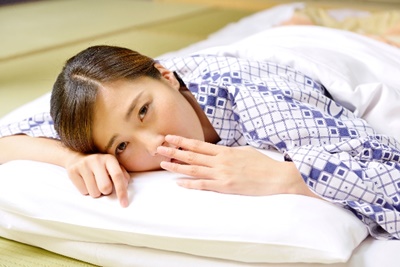 枕に寝る女性