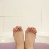 お風呂に浸かっている足