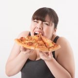 食べ過ぎ女性 イメージ
