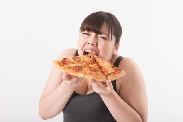 食べ過ぎ女性 イメージ